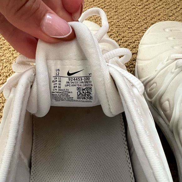 White Nike Air Vapormax Plus - Picture 4 of 11